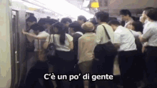 Affollato Tanta Gente Folla Treno Metro Coda Non C'è Spazio GIF - Crowded Crowd Train GIFs