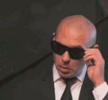 Wisin Picando El Ojo Guiño GIF - Pitbull Wink Winking GIFs