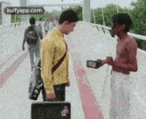 Who Is Begging.Gif GIF - Who Is Begging Aamirkhan Latest GIFs