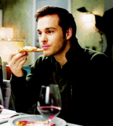 Kai Parker Eating Pizza GIF - Kai Parker Eating Pizza The Vampire Diaries GIFs