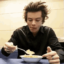 Harry Styles Eat GIF - Harry Styles Eat Breakfast GIFs