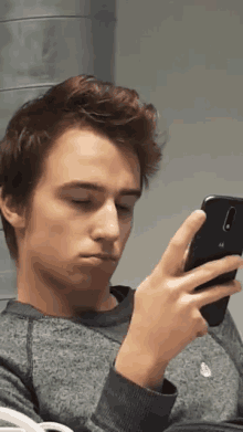 Daasbeivers Reading GIF - Daasbeivers Reading Text Messages GIFs