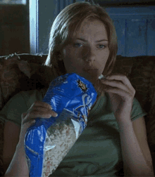 Scarlett Johansson Eating GIF - Scarlett Johansson Eating Popcorn GIFs