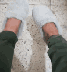 Sin Quehacer Bored GIF - Sin Quehacer Bored Slippers GIFs