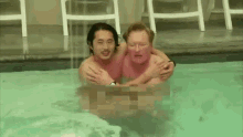 찜질방 목욕 목욕탕 사우나 코난 오브라이언 스티븐 연 GIF - Steven Yeun Hug Conan O Brien GIFs