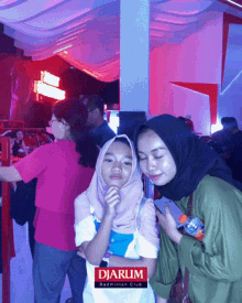 berpose bergaya tersenyum canggung sesi foto berpose bergaya tersenyum canggung sesi foto