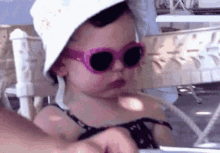 Chora Não Coleguinha Bebê Lindo De óculos Escuros GIF - Sassy Sunglasses Baby GIFs