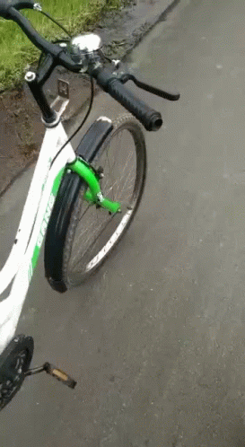 Broken cycle. В Орле на Планерной под колеса попал велосипед.