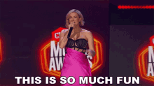 This Is So Much Fun Iliza Shlesinger GIF - This Is So Much Fun Iliza Shlesinger Cmt Awards GIFs