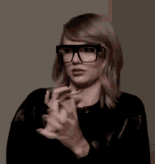 Taylor Swift Finger Tutting GIF - Taylor Swift Finger Tutting Scissors GIFs