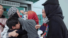 berpelukan mengharukan