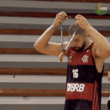 pondo a medalha olivinha novo basquete brasil nbb medalhista pondo a medalha olivinha novo basquete brasil nbb medalhista