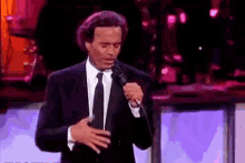 Julio Iglesias GIF - Julio Iglesias Cantando GIFs