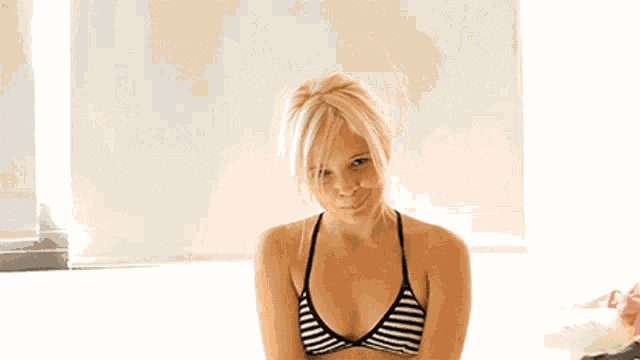 toppush,lady,laying,bed,gif,animated gif,gifs,meme.