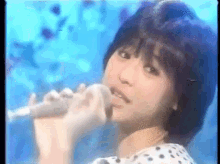 若い松田聖子がチェリーブラッサムを歌う　昭和 GIF - Matsuda Seiko Showa GIFs