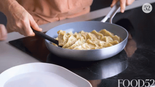 Cooked Gyoza Food52 GIF - Cooked Gyoza Food52 Out Of The Pan - Descubre &amp;  Comparte GIFs