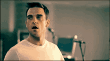 Robbie Williams Twirling GIF - Robbie Williams Twirling Microphone GIFs