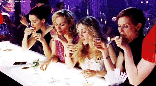 Ženy ze seriálu Sex ve městě, pijící alkohol na baru.