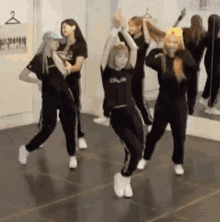 Loona Yeojin Loona Yeojin Split GIF - Loona Yeojin Loona Yeojin Split Loona Yeojin Dance GIFs