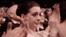Anne Hathaway Aplade Emocionada GIF - Aplauso Aplaudir Emocion GIFs