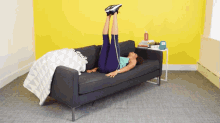 девушка качает прес на диване поднимает ноги GIF - Girl Abs Sofa GIFs