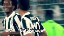 Juventus La Vecchia Signora Batti Cinque Juan Guillermo Cuadrado GIF - Juventus The Old Lady Juan Guillermo Cuadrado GIFs