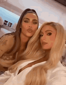 Paris Hilton Kim Kardashian K West Kkw Queens Bimbo Judasfools Vis Visnja GIF - Paris Hilton Kim Kardashian K West Kkw Queens Bimbo Judasfools Vis Visnja GIFs