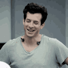 Laughing Mark Ronson GIF - Laughing Mark Ronson How To Be Mark Ronson GIFs
