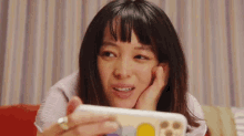 Seino Nana Smartphone GIF - Seino Nana Smartphone Watching GIFs