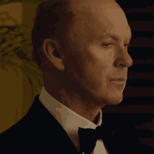 Pay Attention Rembrandt GIF - Pay Attention Rembrandt Michael Keaton GIFs