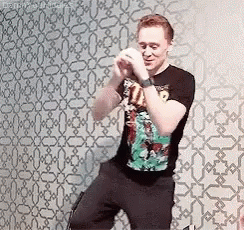 tom-hiddleston-dancing.gif