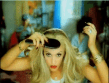 Gwen Stefani Brushing Hair GIF - Gwen Stefani Brushing Hair Hair Brush GIFs
