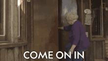 Come On In Lois Henry GIF - Come On In Lois Henry What Happens If Your Town Runs Out Of Water GIFs