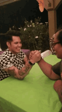Arm Wrestle Fight Me GIF - Arm Wrestle Fight Me Working Out GIFs