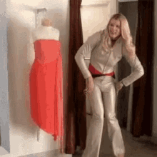 Too Small White Chicks GIF - Too Small White Chicks It Doesnt Fit GIFs