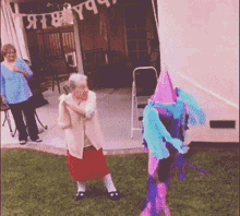 Old Woman And Pinata Mujer De Tercera Edad No Rompe Una Piñata GIF - Old Woman And Pinata Mujer De Tercera Edad No Rompe Una Piñata GIFs