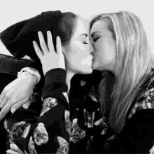 A Kissing Rose And Rosie GIF - Roseandrosie Roseellendix Rosiespaughton GIFs