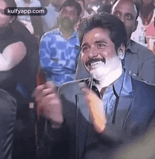 clapping sivakarthikeyan encourageing appriciateing happy face
