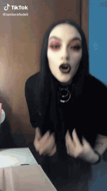 tiktok lara fedeli gothic girl goth girl black lips