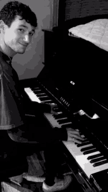 Jeremy Zucker Jerry GIF - Jeremy Zucker Jerry Pianist GIFs