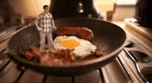 フライパン  ベーコンエッグ　ダンス　朝ご飯 GIF - Frying Pan Bacon Eggs GIFs