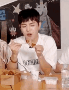 Eating Chicken Acekpop5 GIF - Eating Chicken Acekpop5 Yuchan GIFs