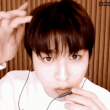so junghwan treasure scratches head so junghwan treasure scratches head