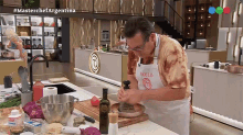 rallando paulo kablan masterchef argentina mirando el reloj concentrado rallando paulo kablan masterchef argentina mirando el reloj concentrado