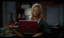 penny kaley cuoco see laptop