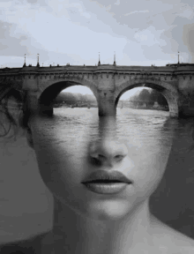 mujer puente rio