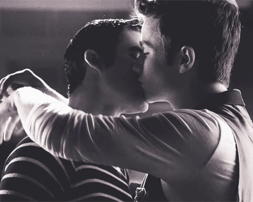 El GIF animado de Gay Kiss Hug perfecto para tus conversaciones. 