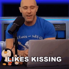 Likes Kissing Simon Miller GIF - Likes Kissing Simon Miller Likes A Peck GIFs