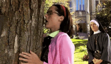 Chica Besando árbol Y Monja Observando GIF - Making Out Tree Kiss GIFs