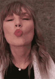 Taylor Swift Love GIF - Taylor Swift Love Kisses GIFs
